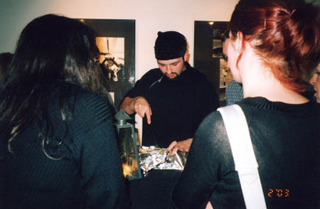 christian schneidet seinen Kuchen an